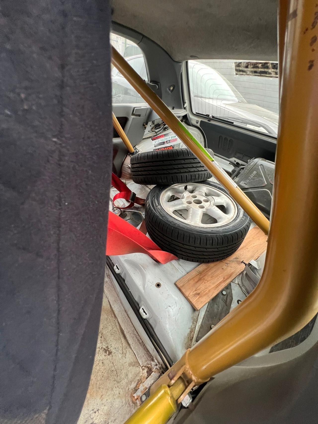 Renault Clio 2.0i 16V Uso Pista - Roll bar