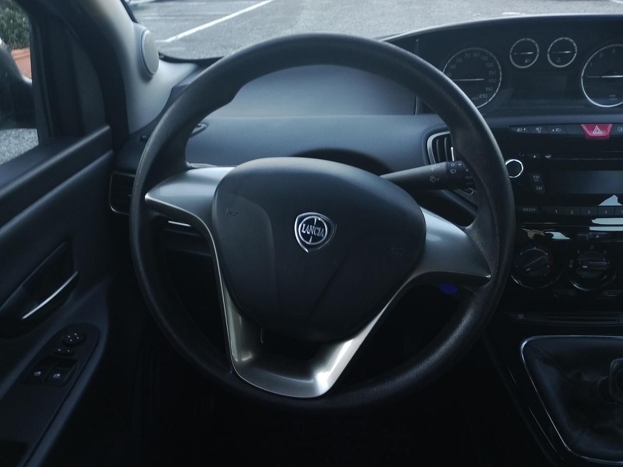 Lancia Ypsilon 5 Porte Ypsilon 1.2 8v Silver c/clima 69cv
