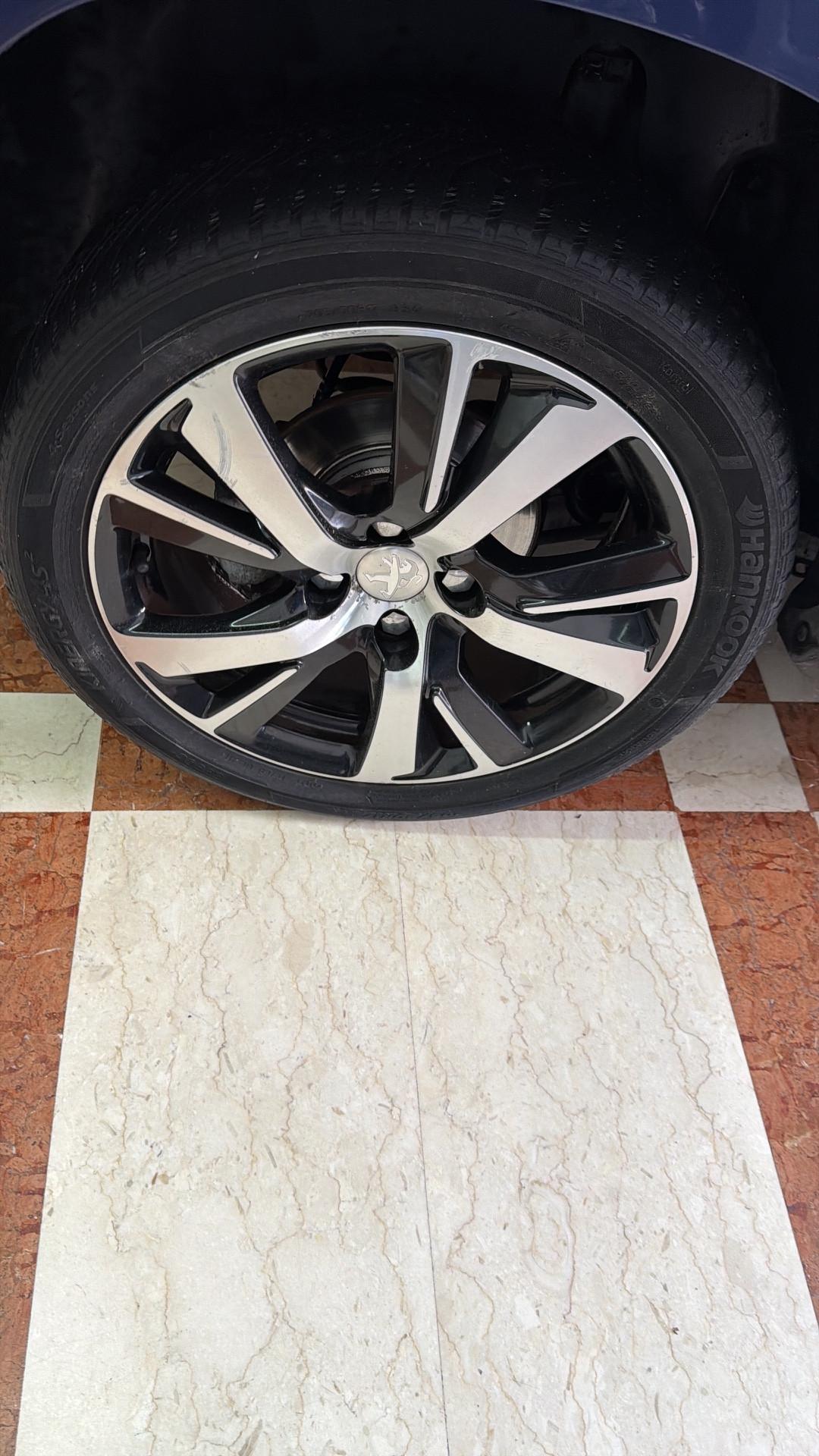 Peugeot 2008 1.6 e-HDi 115 CV Stop&Start Féline