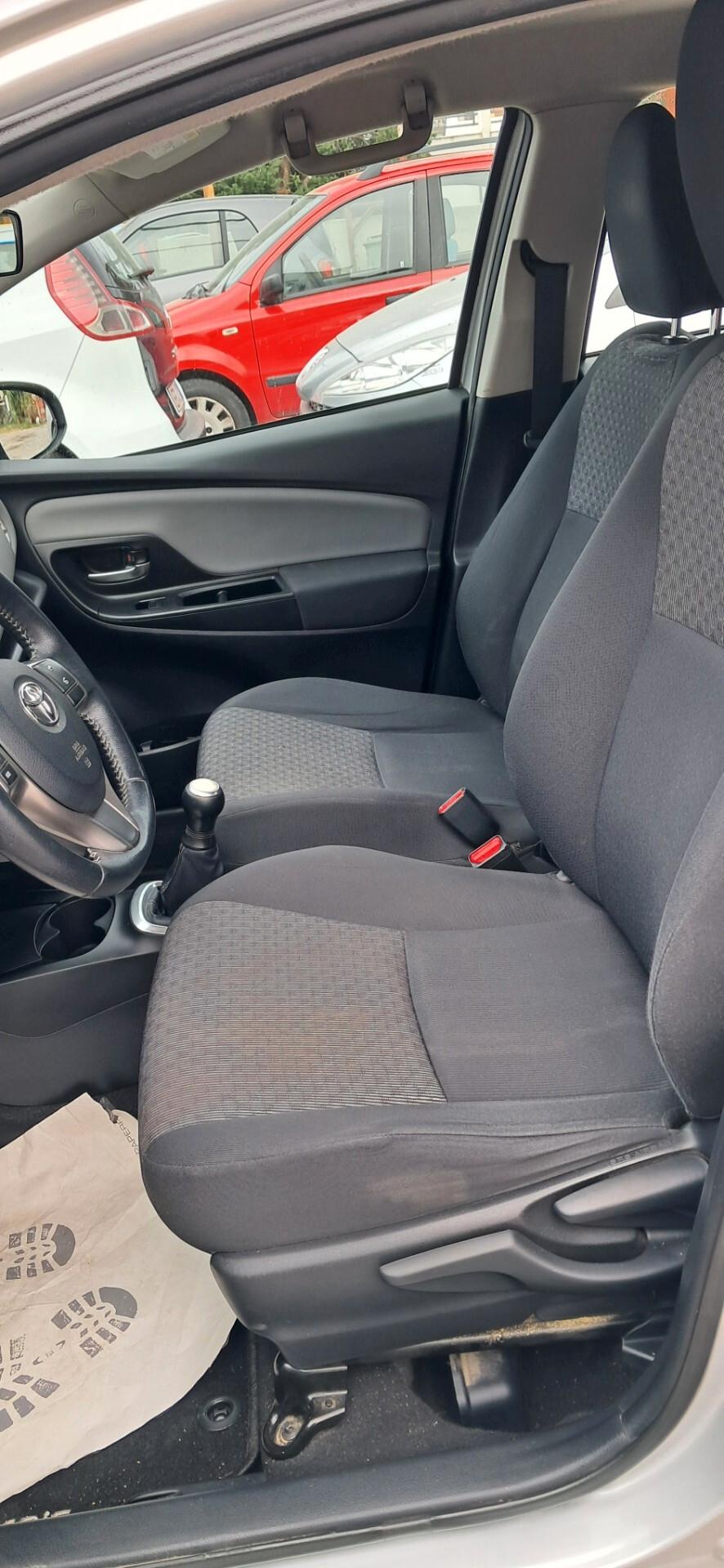 Toyota Yaris 1.0 5 porte Lounge del 216