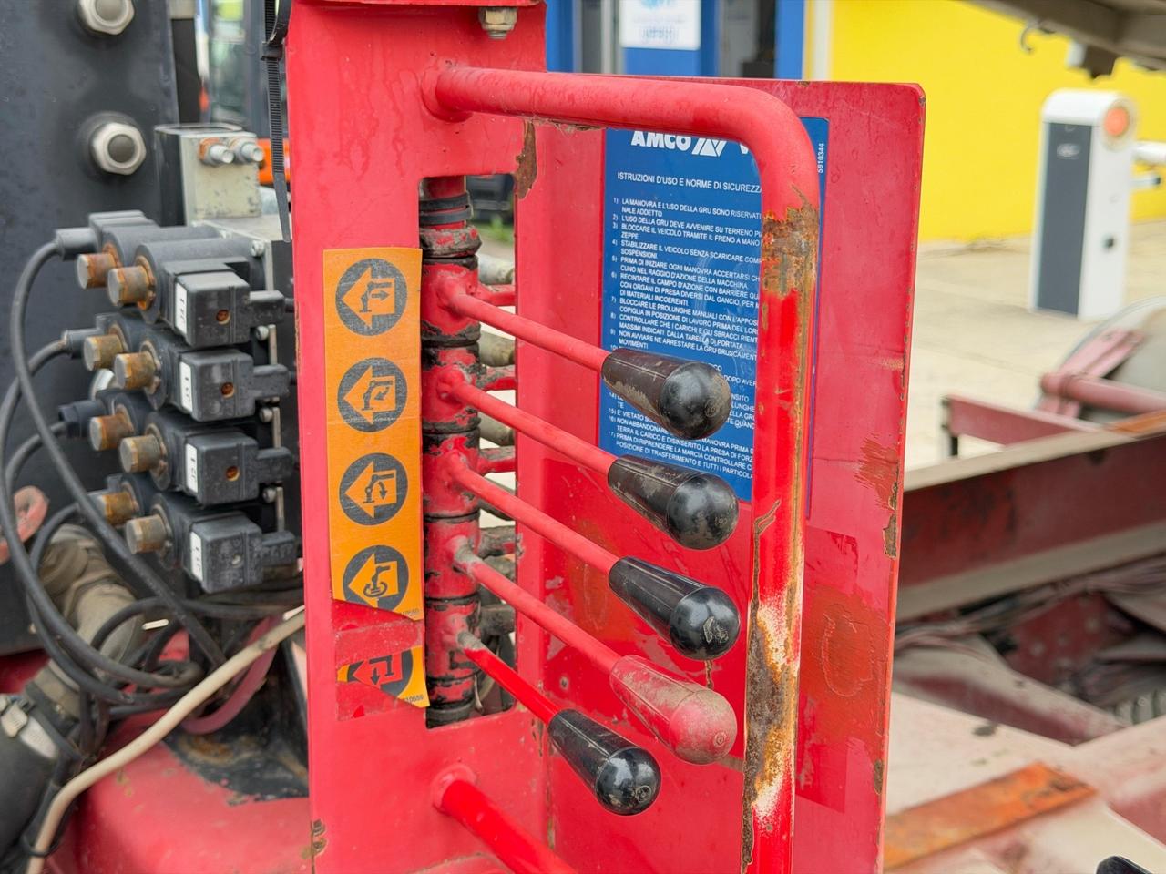 Iveco 130E18 ribaltabile con gru