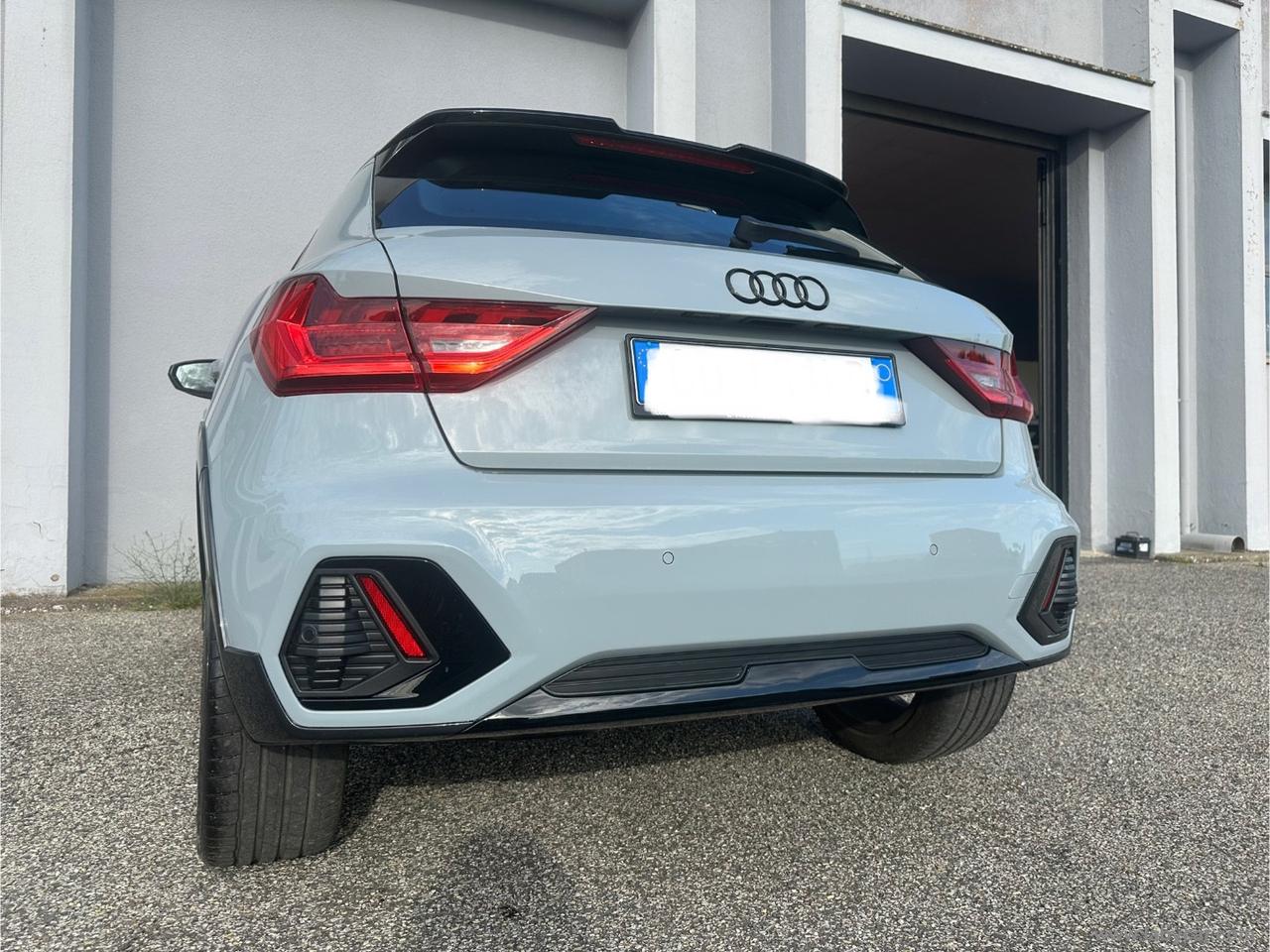 AUDI A1 citycarver 30 TFSI S tr. Id. Contrast