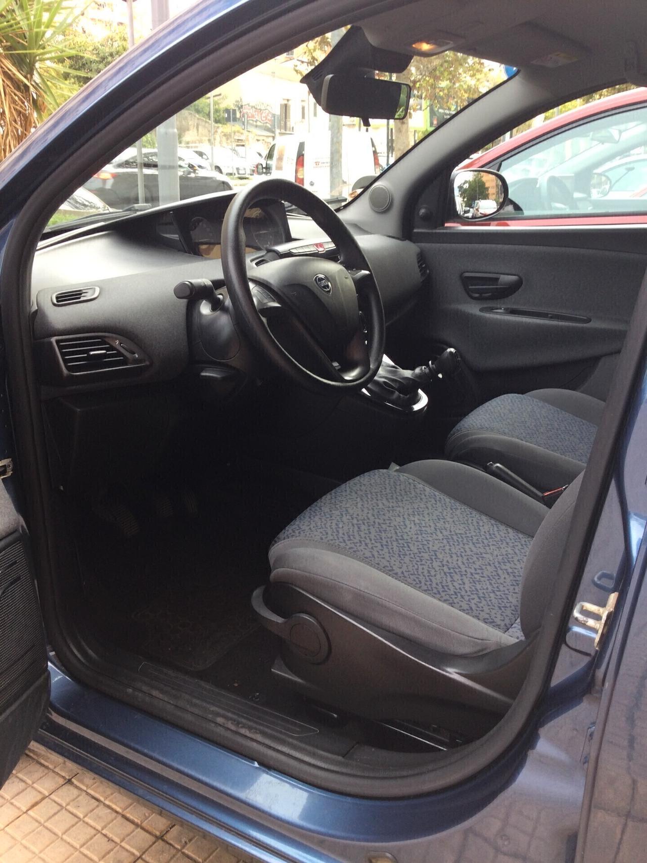 Lancia Ypsilon 1.0 FireFly 5 porte S&S Hybrid Ecochic Silver