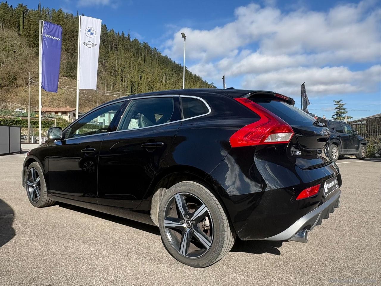 VOLVO V40 D2 R-design