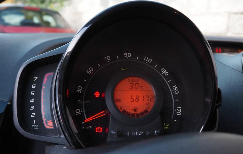 Toyota Aygo Connect orange 1.0 VVT-i 72 CV 5 porte x-wave
