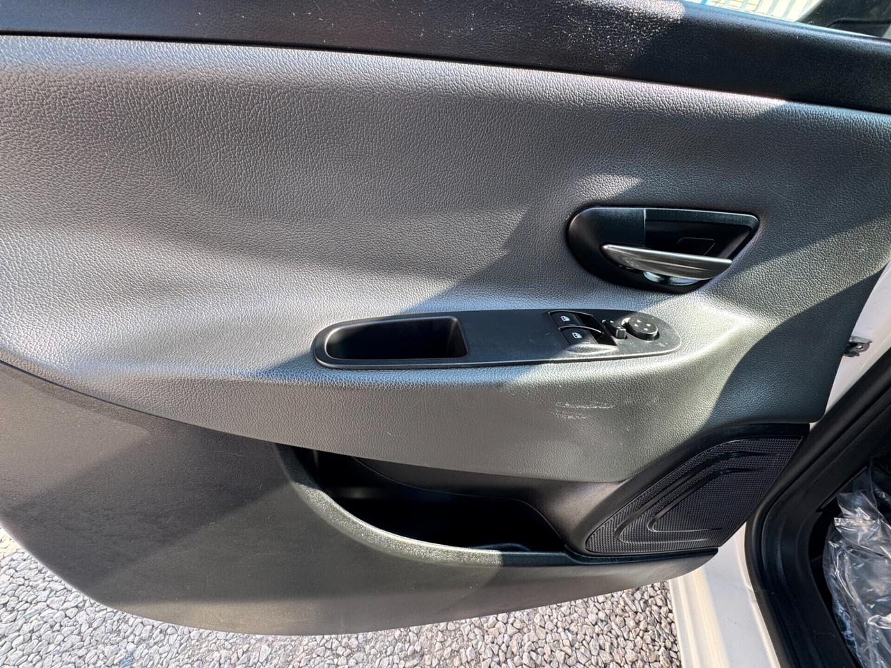 Lancia Ypsilon 0.9 TwinAir 85 CV 5 porte Metano Ecochic Gold pari al nuovo 2014