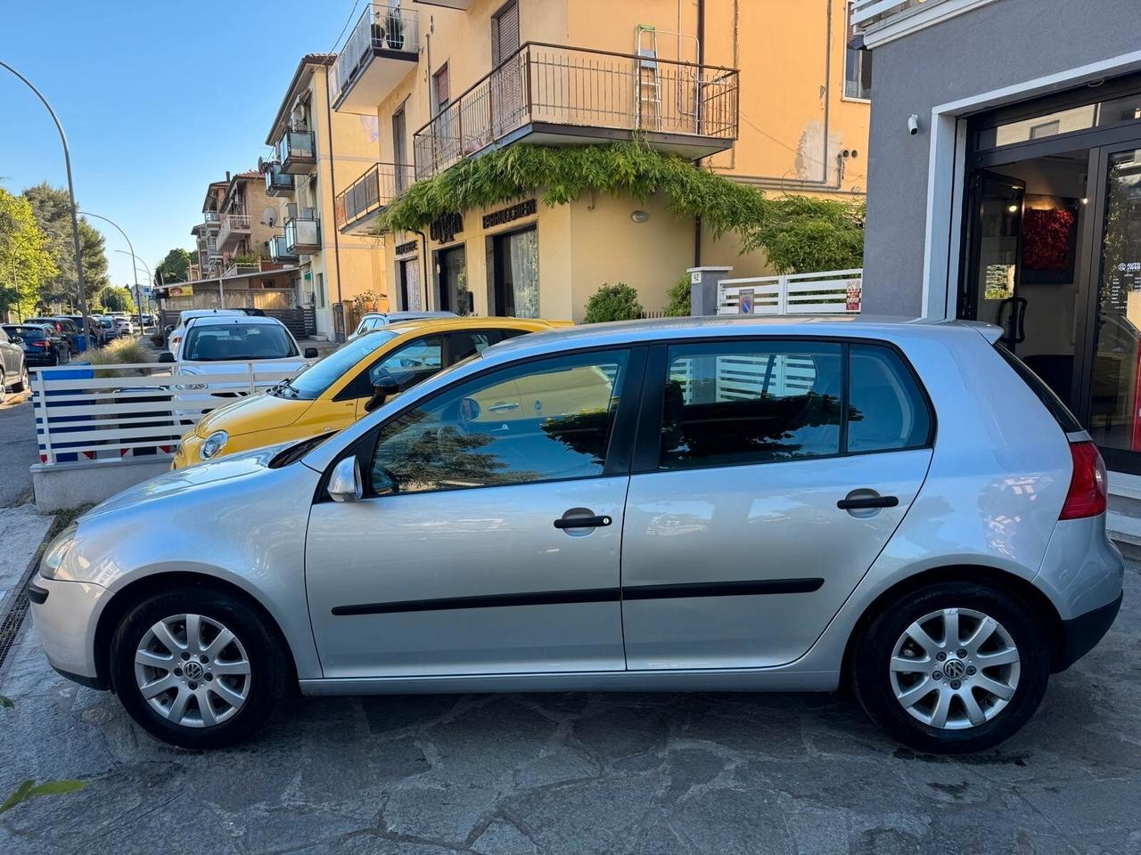 VW GOLF 1.6 16V FSI 5p. NEOPATENTATI