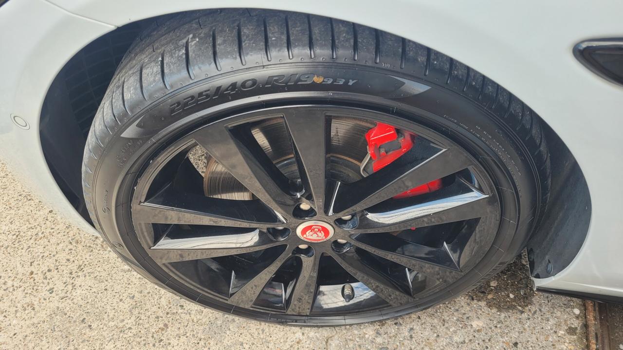 Jaguar XE 2.0 D 204 CV AWD 4X4 Dynamic Black