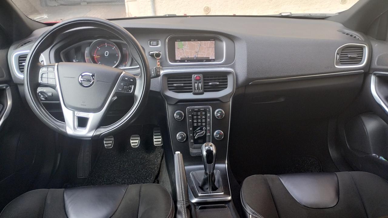 Volvo V40 D2 R-design