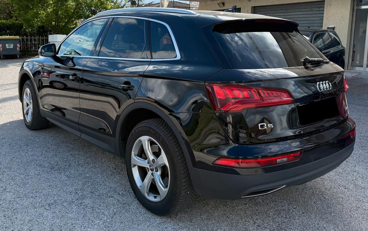 Audi Q5 35 TDI quattro S tronic Business