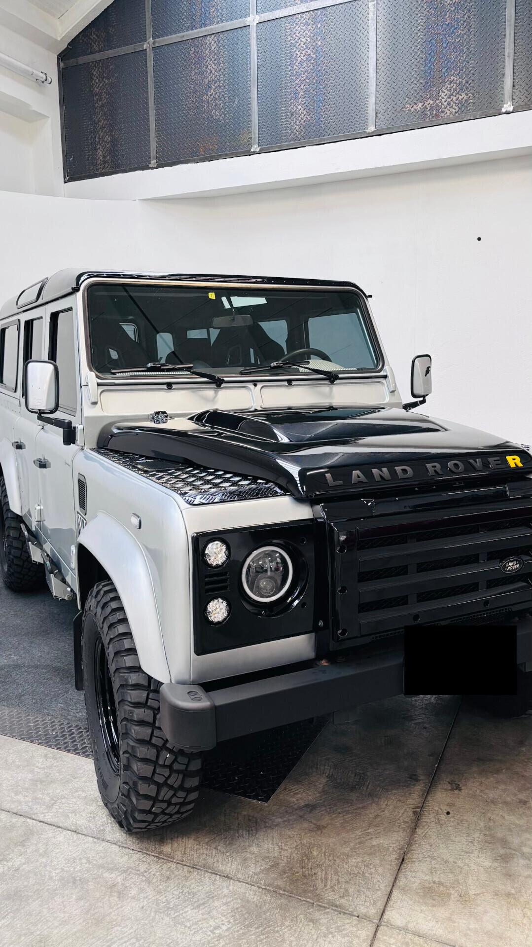 Land Rover Defender 110 (2009) – Edizione Custom Silver & Black