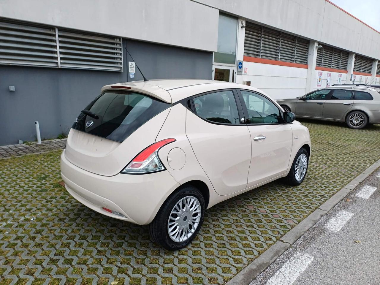 Lancia Ypsilon 1.2 69 CV 5 porte GPL Ecochic Silver
