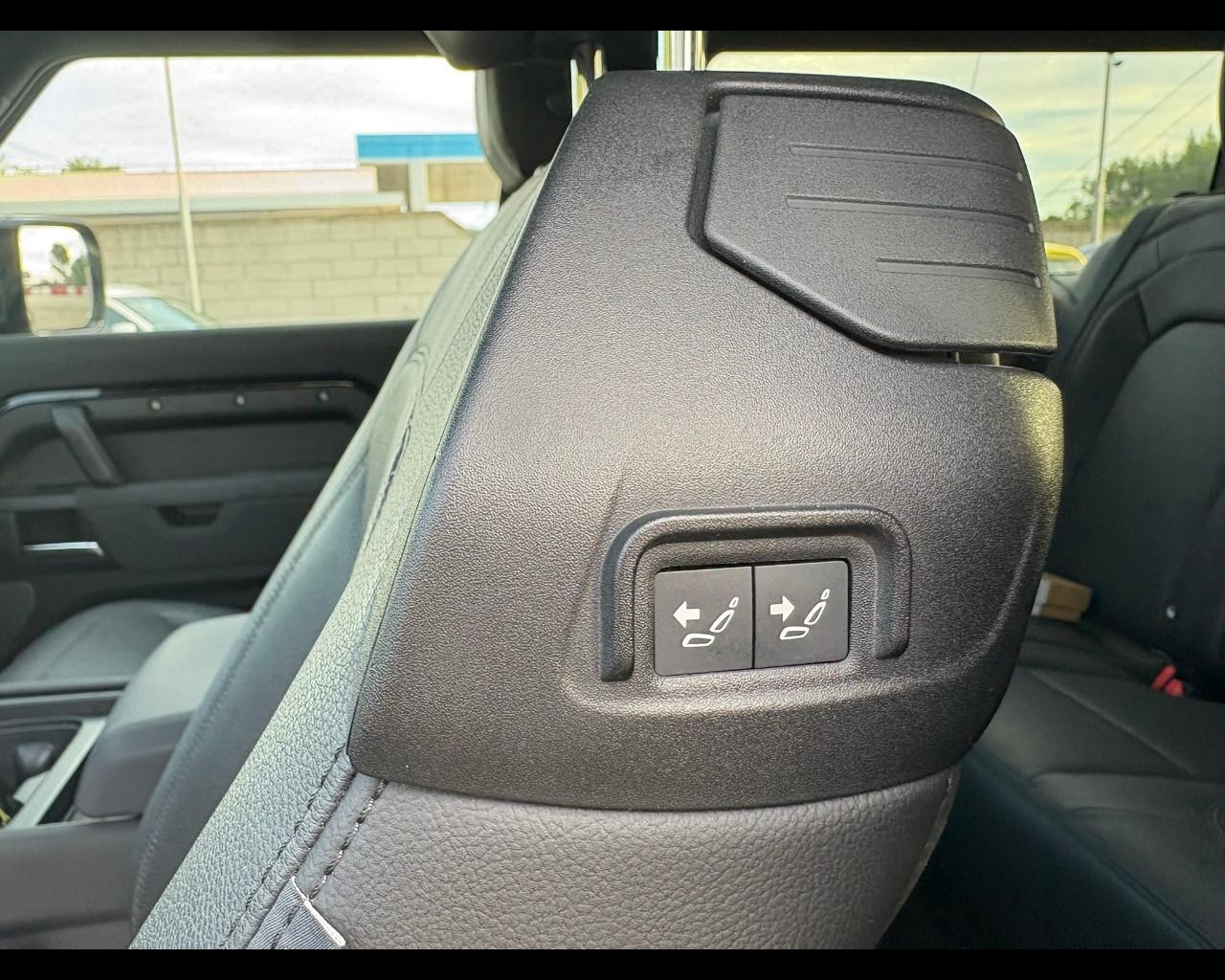 LAND ROVER Defender (2019) - Defender 90 3.0D I6 200 CV AWD Auto SE