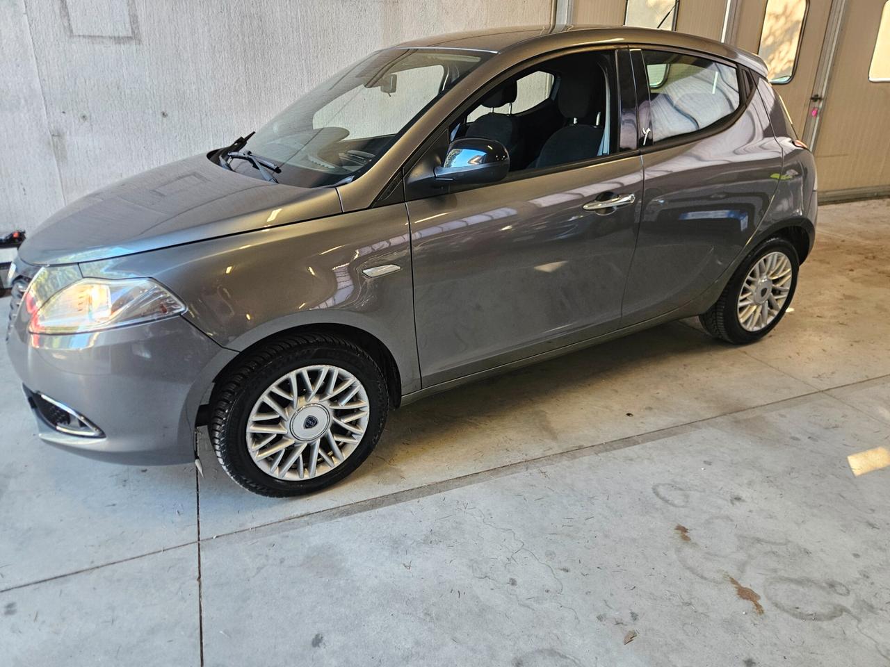 Lancia Ypsilon 1.2 69 CV 5 porte S&S Platinum
