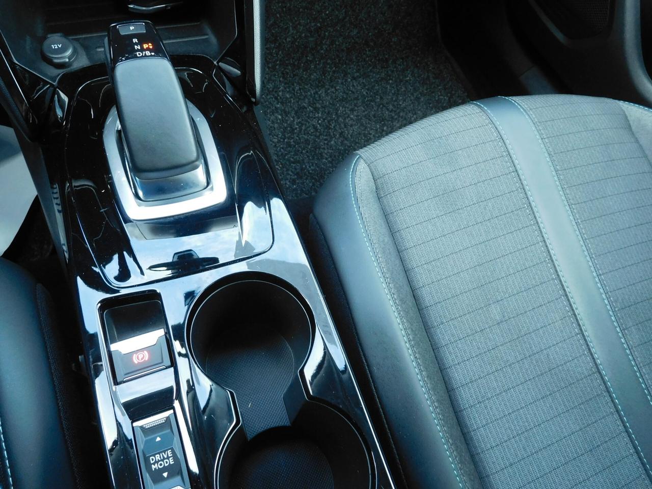 Peugeot 2008 motore elettrico 136 CV Allure Pack