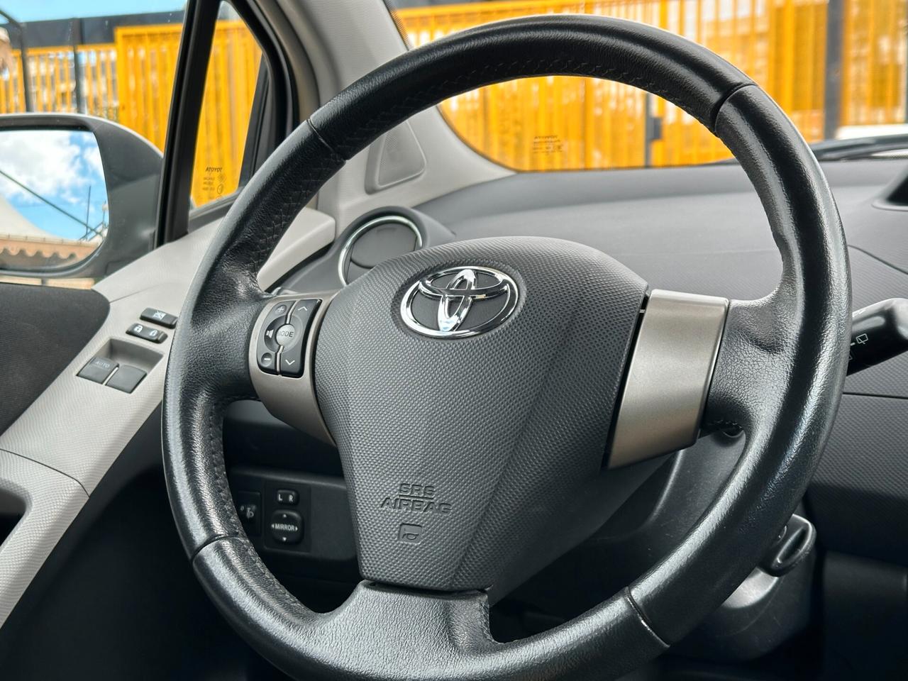 TOYOTA Yaris 1.0 5 porte Sol