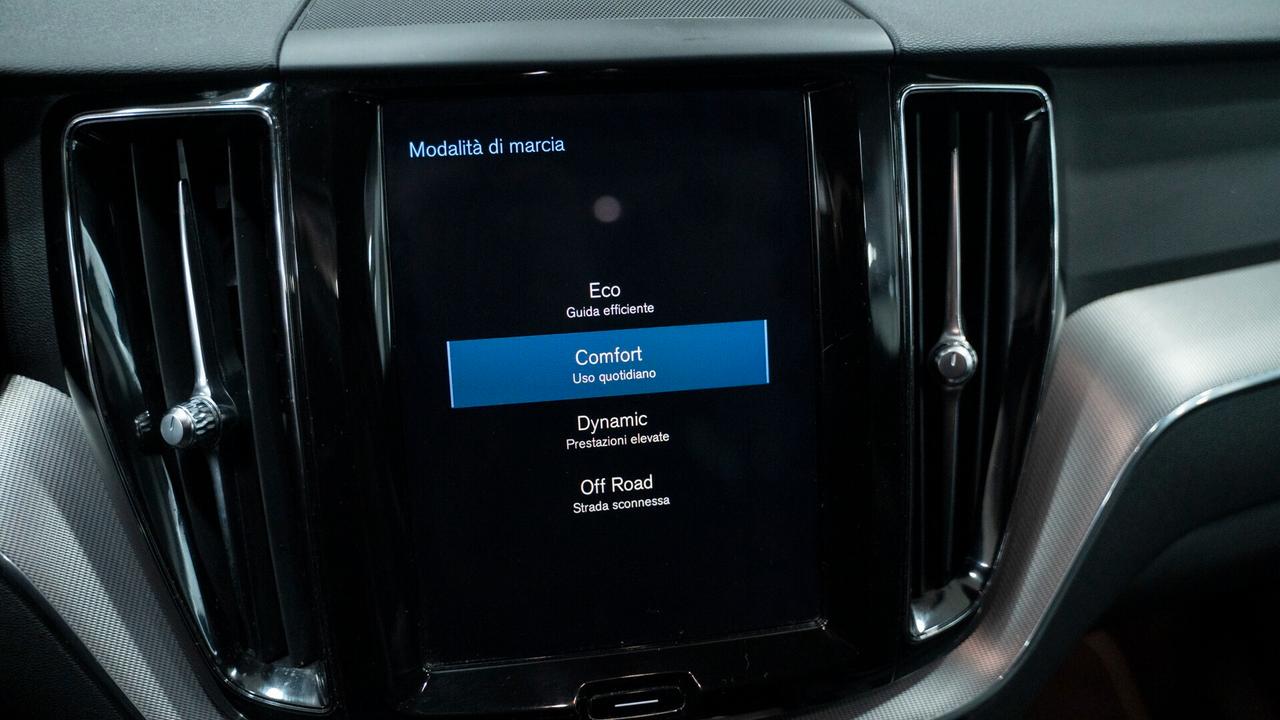 Volvo XC 60 XC60 B4 2.0 AWD R DESIGN AUTO XENO PELLE NAVI FULL OPTIONAL