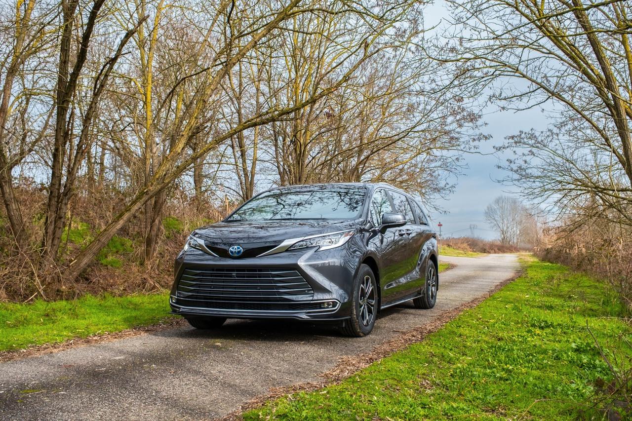 Toyota Sienna Limited Platinum Hybrid AWD