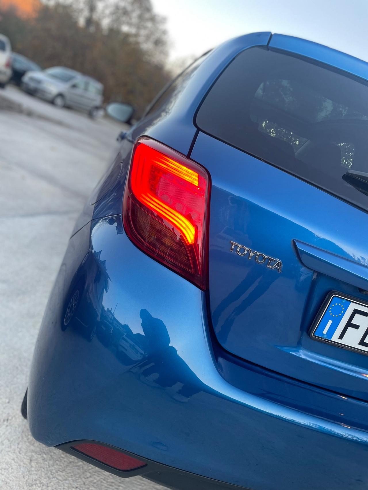 Toyota Yaris HYBRID PLATINUM EDITION