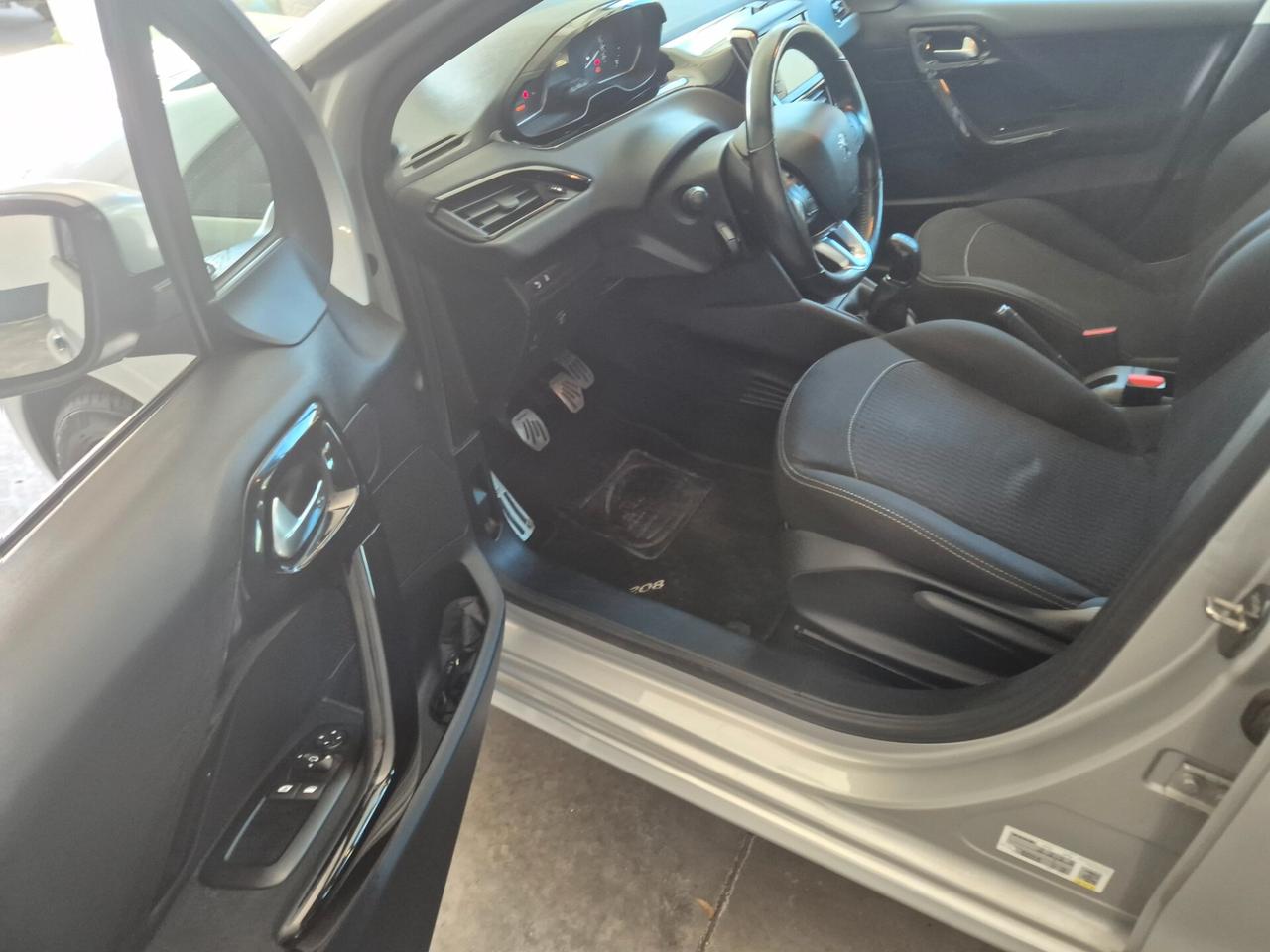 Peugeot 208 PureTech 82 5p. GPL Allure