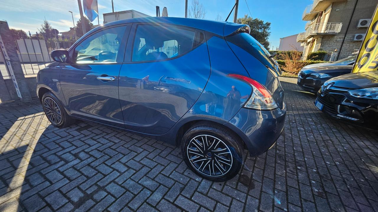 Lancia Ypsilon 1.0 FireFly 5 porte S&S Hybrid Ecochic Gold