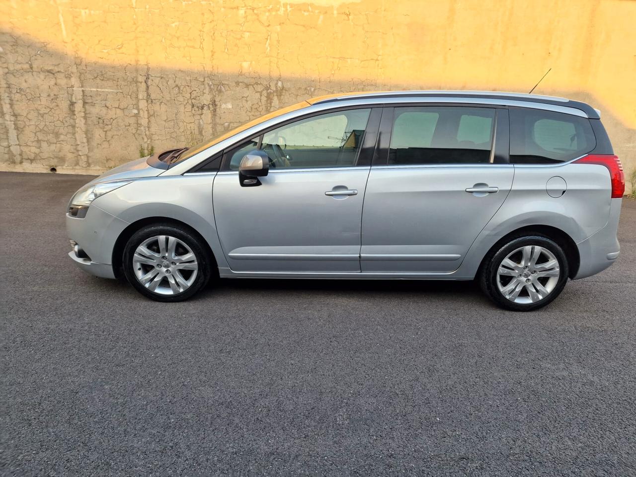 Peugeot 5008 2.0 HDi 150CV Féline