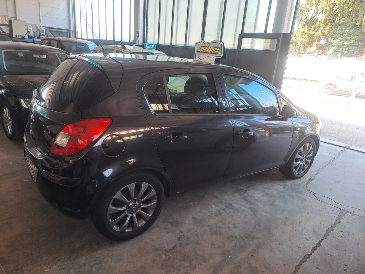 Opel Corsa 1.4 16V 5 porte Cosmo automatico