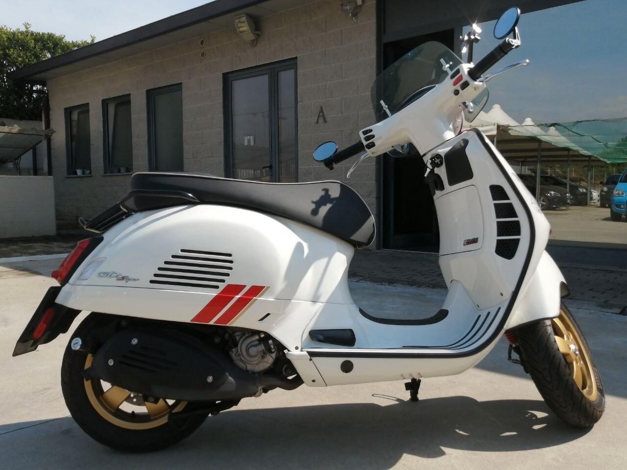 Piaggio Vespa 300 GTS hpe SUPER RACING SIXTIES