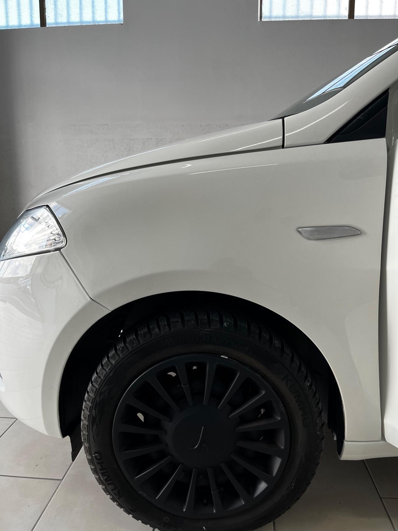 LANCIA YPSILON 1.0 FireFly 5 porte S&S Hybrid Ecochic Silver