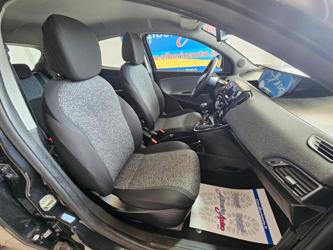 Lancia Ypsilon 1.0 firefly hybrid Silver s&s 70cv 5p.ti