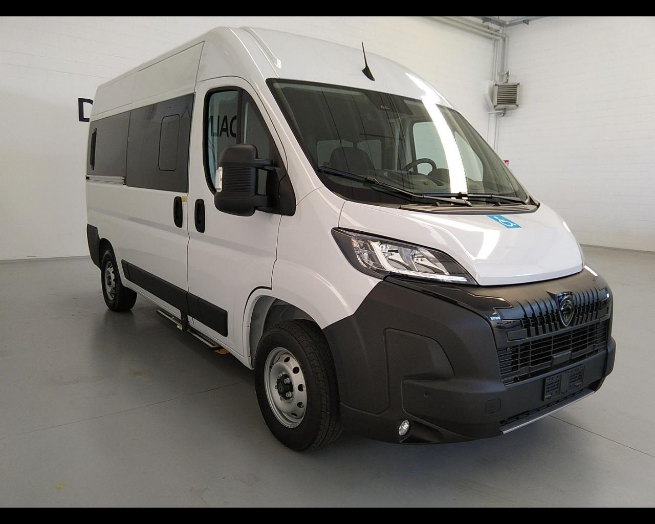 PEUGEOT Boxer 335 2.2 bluehdi 140cv S&S Vetrato allestito con sollevatore