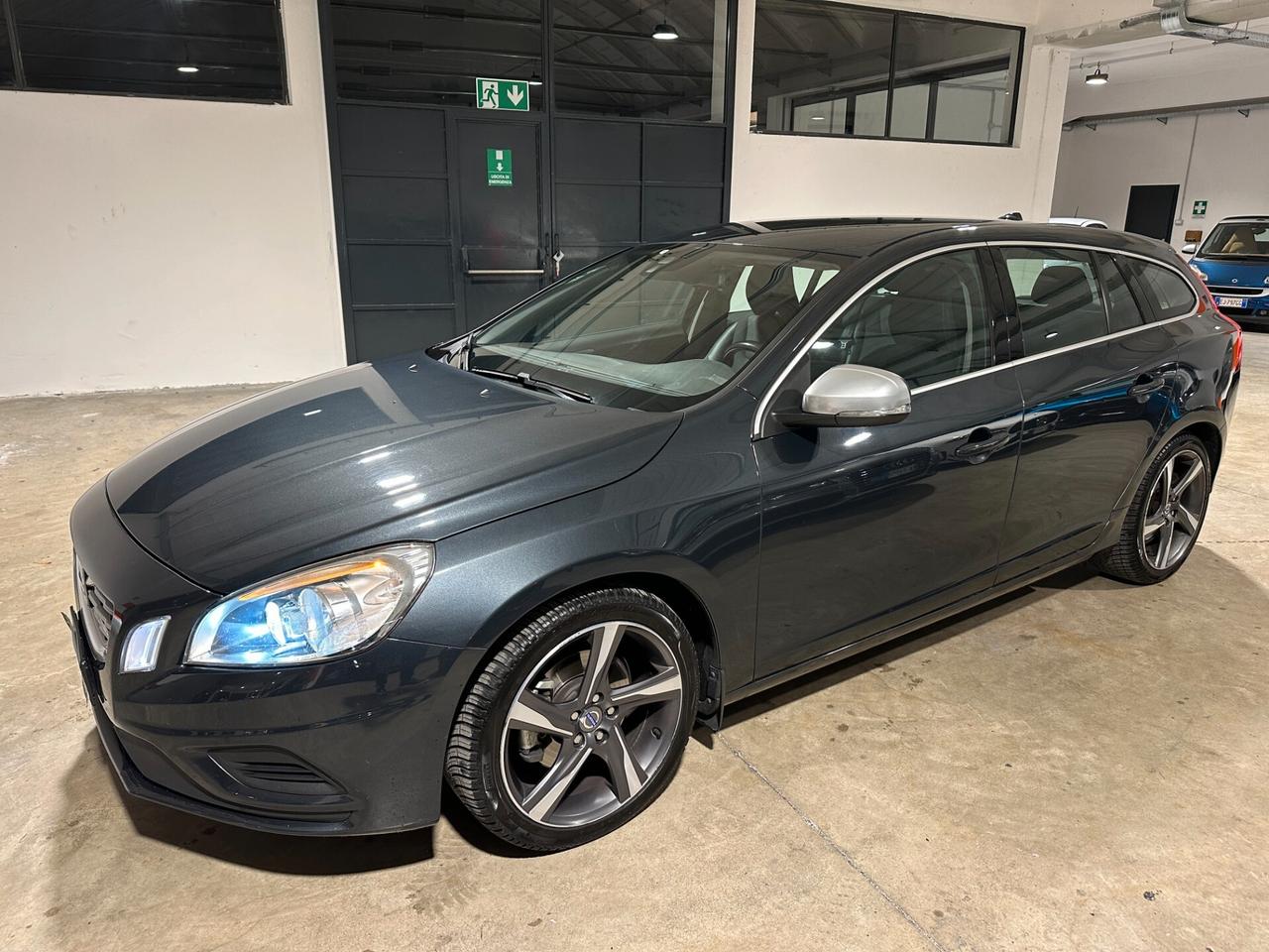 Volvo V60 2.0 d4 R-design - UNICOPROP. - SERVICE VOLVO