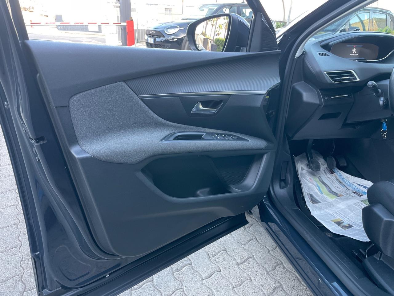 Peugeot 3008 BlueHDi cambio manuale sensori parcheggio ant-vetri privacy
