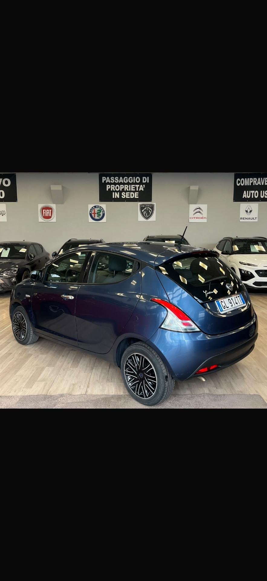 Lancia Ypsilon 1.0 FireFly 5 porte S&S Hybrid Silver