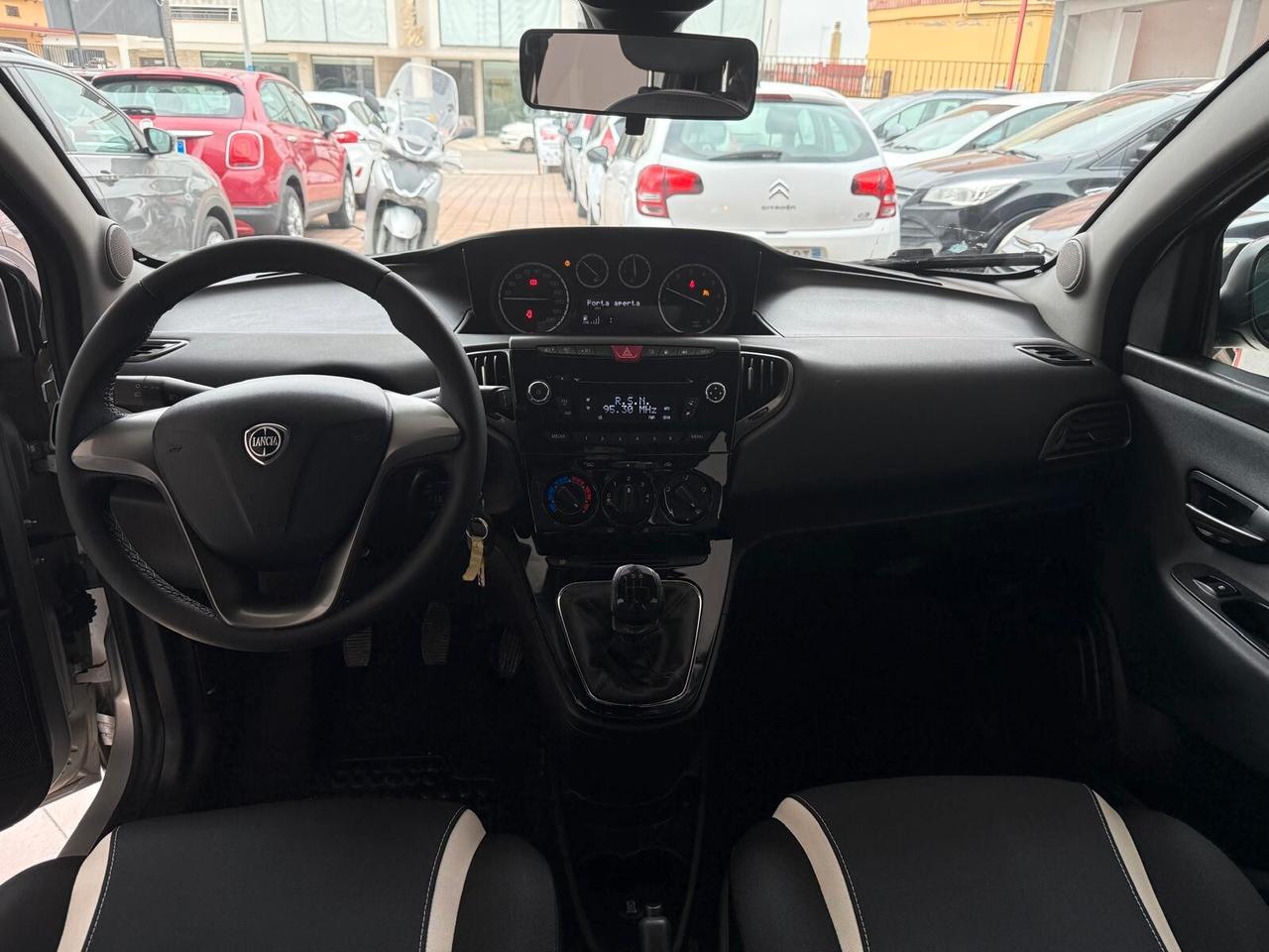 LANCIA YPSILON 0.9 METANO 2014 93.362 KM