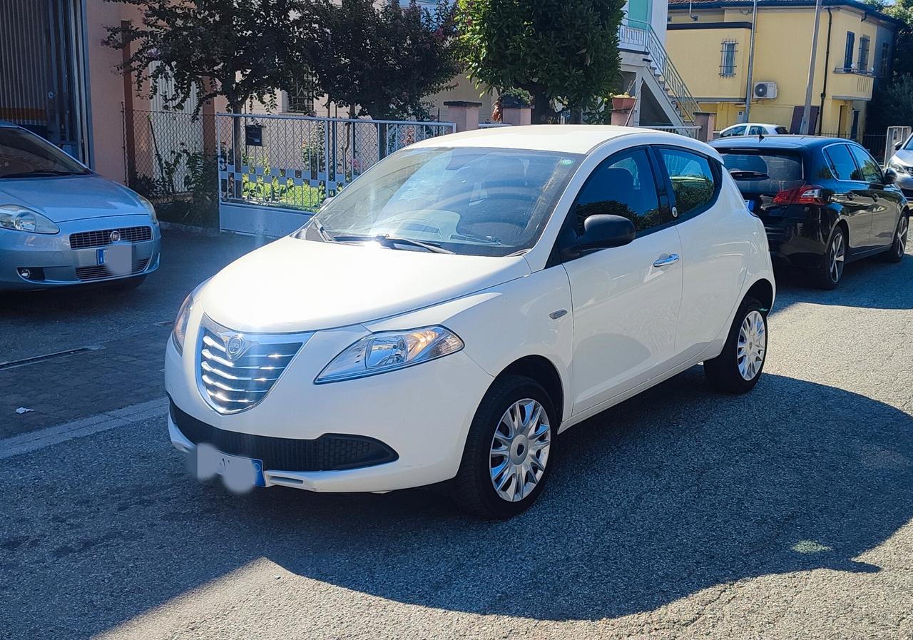 Lancia Ypsilon 0.9 TwinAir 85 CV 5 porte Metano Ecochic Silver