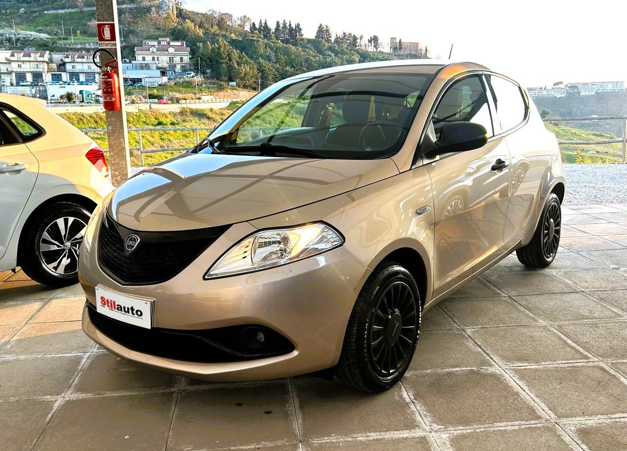 Lancia Ypsilon 1.0 FireFly 5 porte S&S Hybrid Ecochic Silver