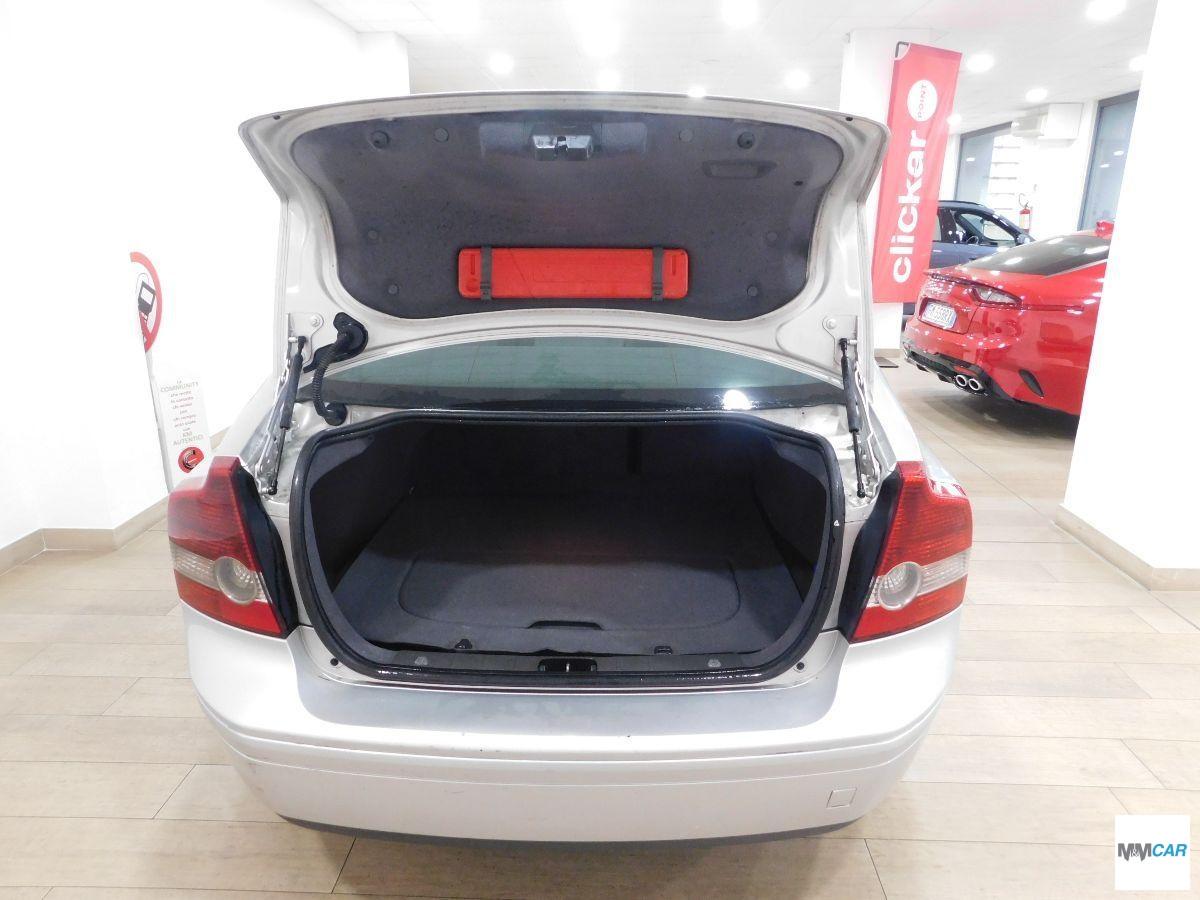VOLVO - S40 - 2.0 D Momentum