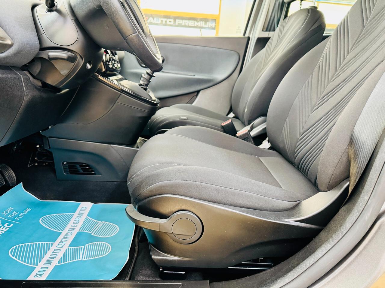 Lancia Ypsilon 1.0 Hybrid Silver / CarPlay S&S