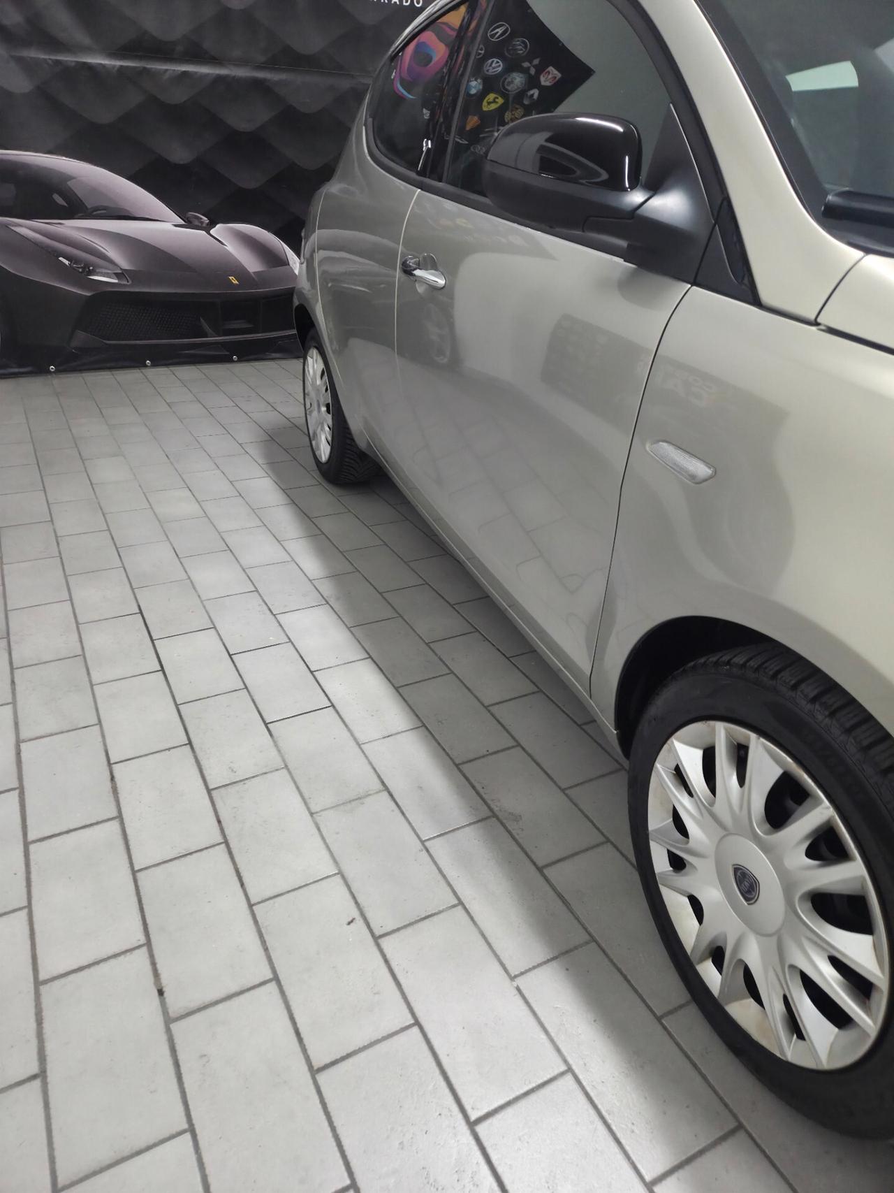 Lancia Ypsilon 0.9 TwinAir 85 CV 5 porte S&S Silver