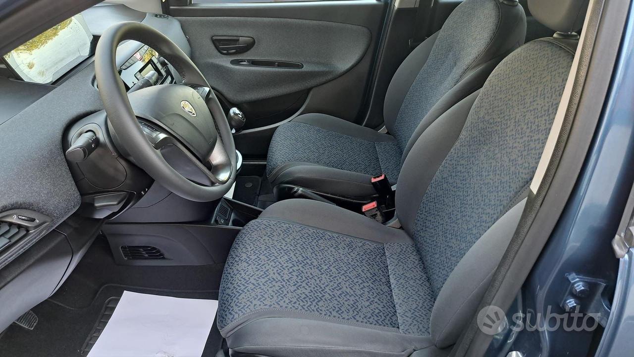 Lancia Ypsilon 1.0 FIREFLY HYBRID