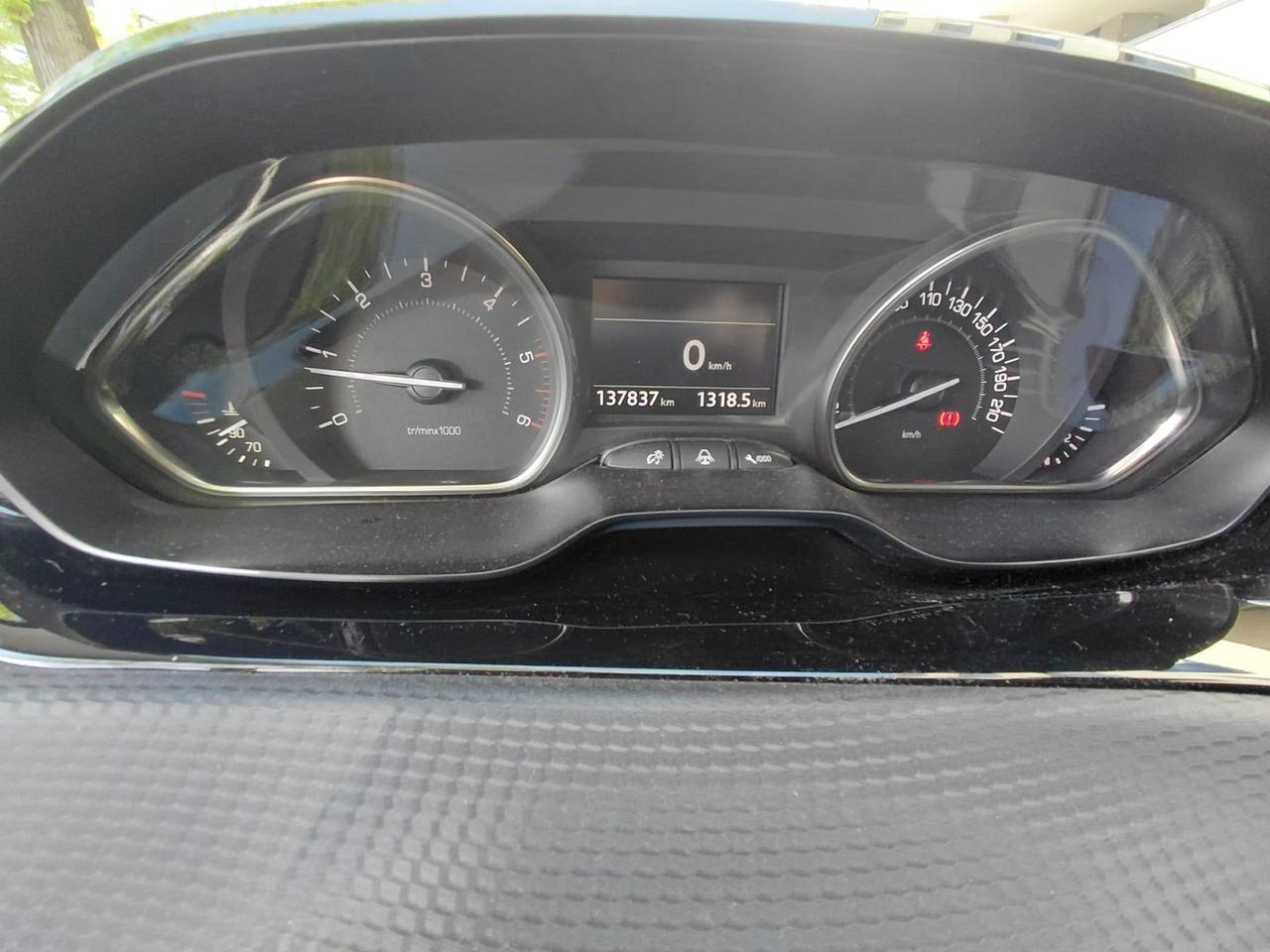 Peugeot 2008 Allure 1.6 Blue HDI 100 #10511