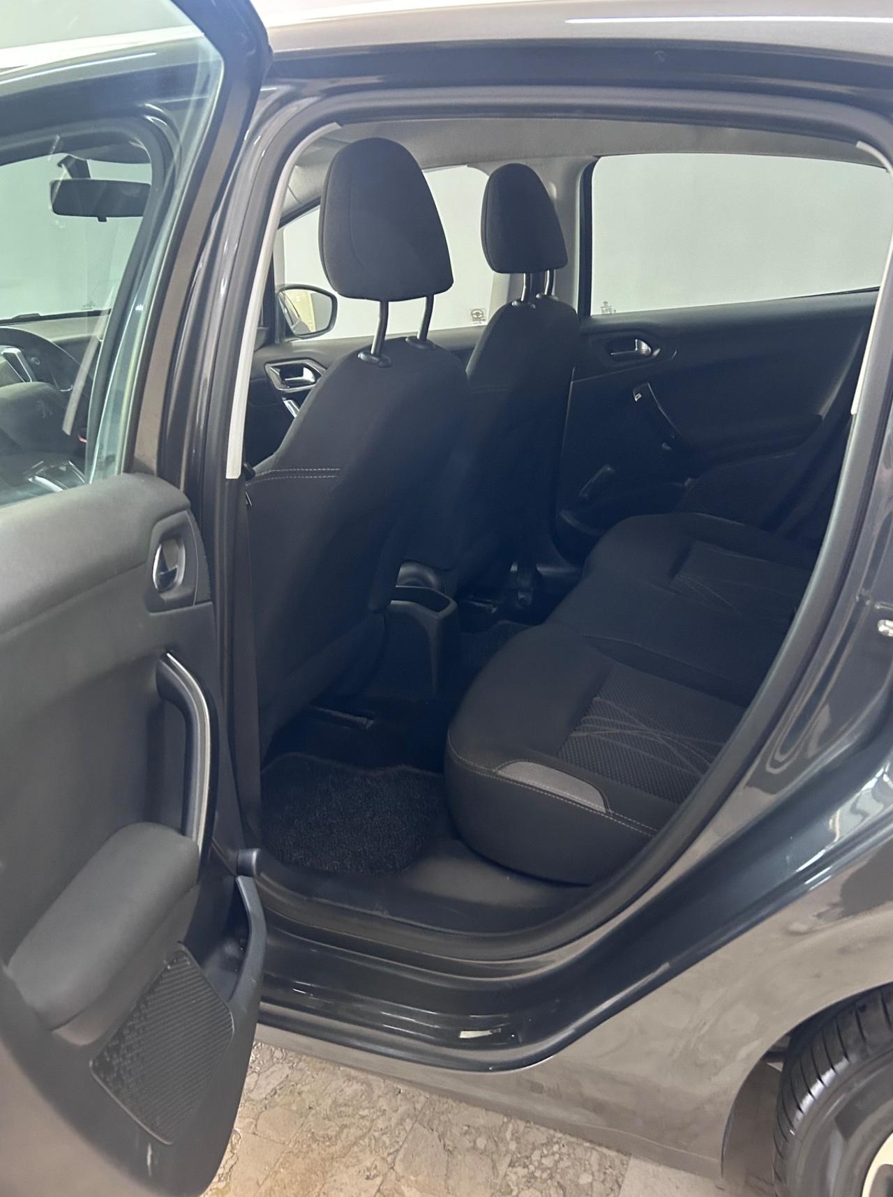 Peugeot 208 1.4 HDi 68 CV 5 porte Allure