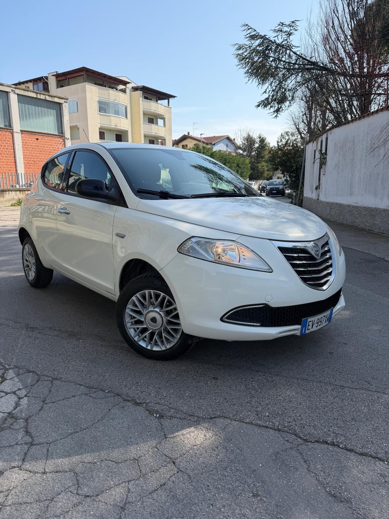 Lancia Ypsilon 0.9 TwinAir 85 CV 5 porte Metano Ecochic Silver
