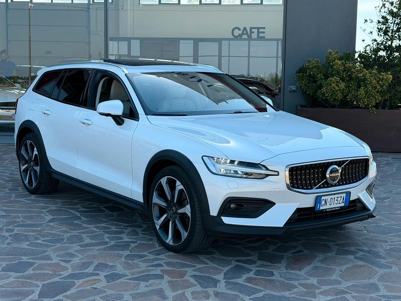 Volvo V60 Cross Country 2.0 B4 (d) AWD auto Plus Bright - GARANZIA 2028