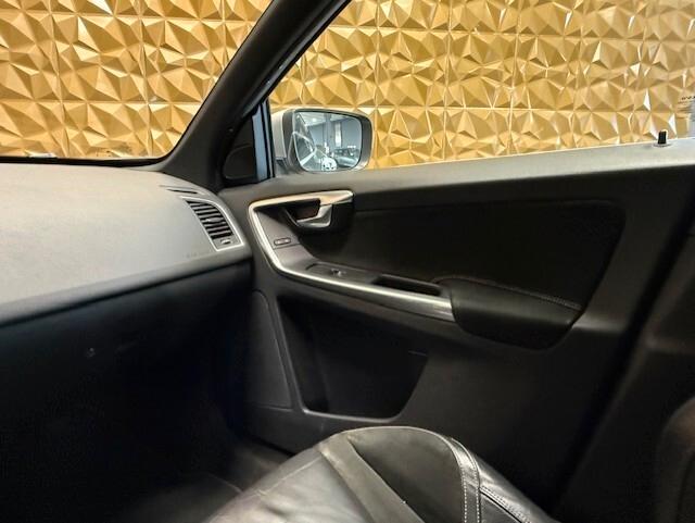 Volvo XC 60 XC60 2.4 d5 R-design Kinetic awd 220cv geartronic