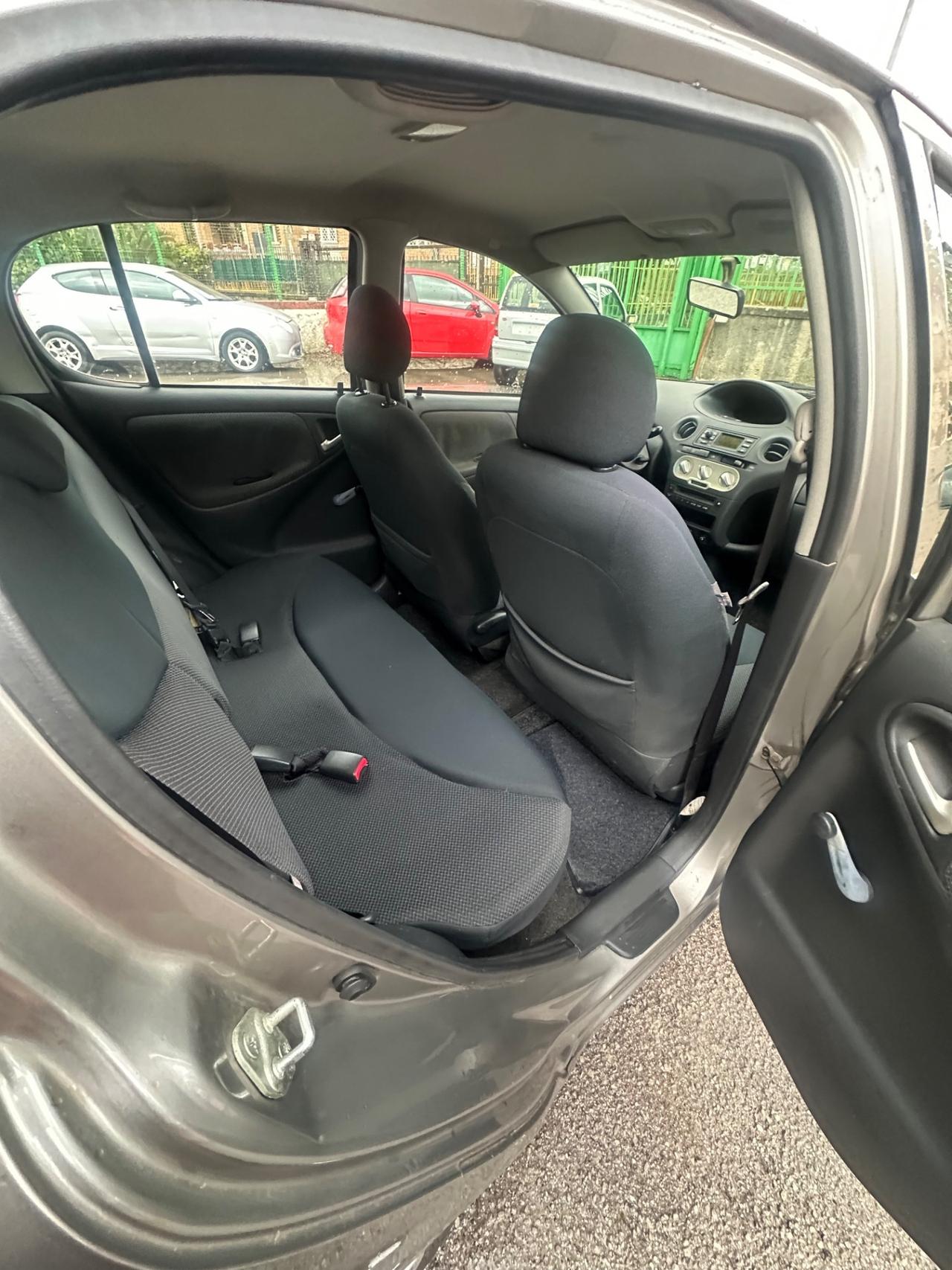 Toyota Yaris 1.0i 16V cat 5 porte Sol