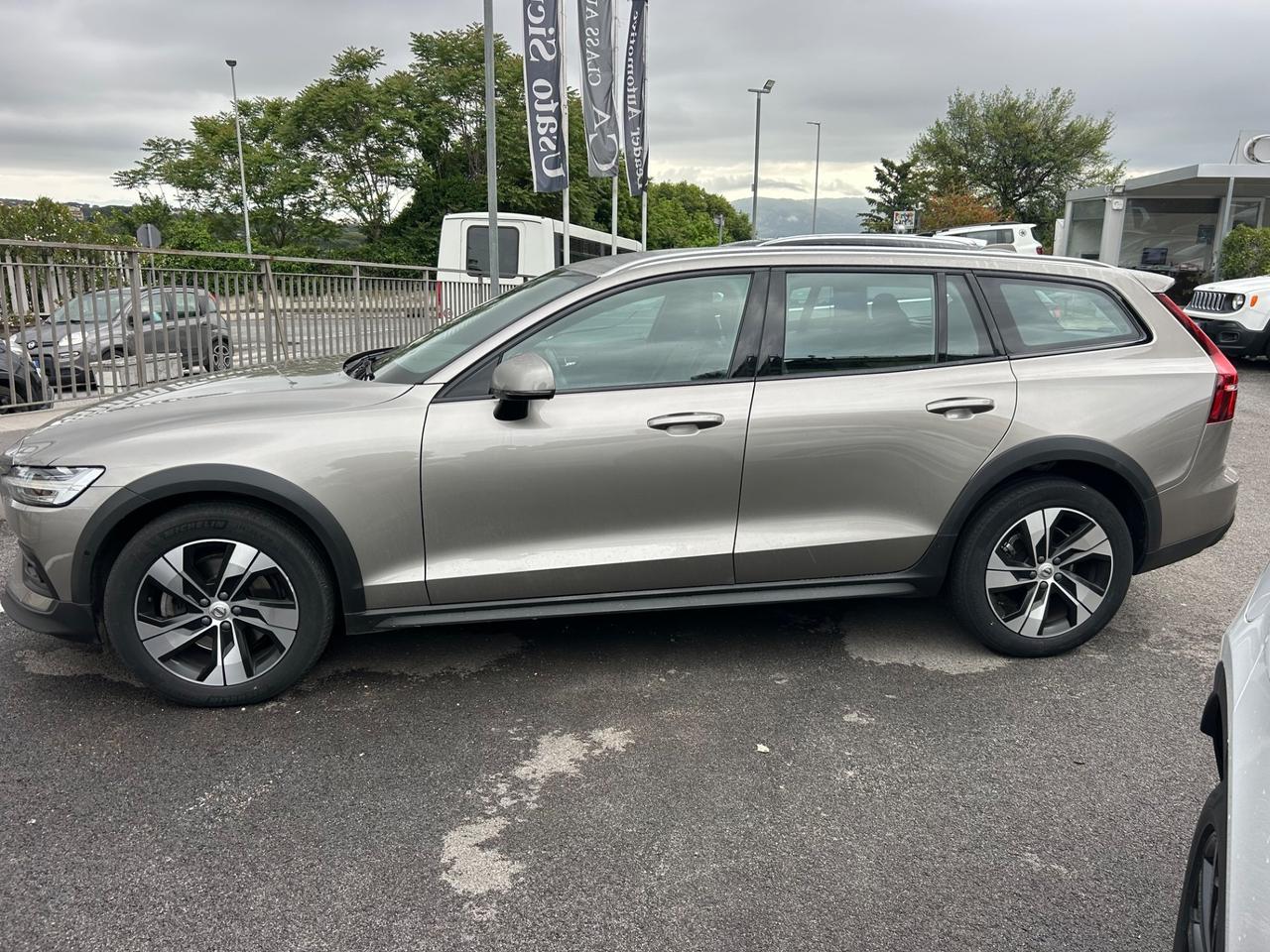 Volvo V60 Cross Country B4 (d) AWD automatico Plus