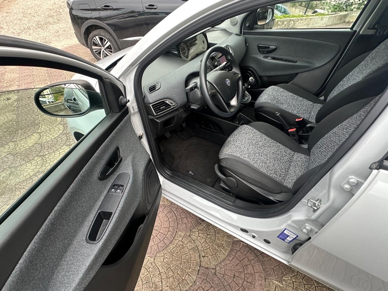 Lancia Ypsilon 1.2 69 CV 5 porte S&S Platinum