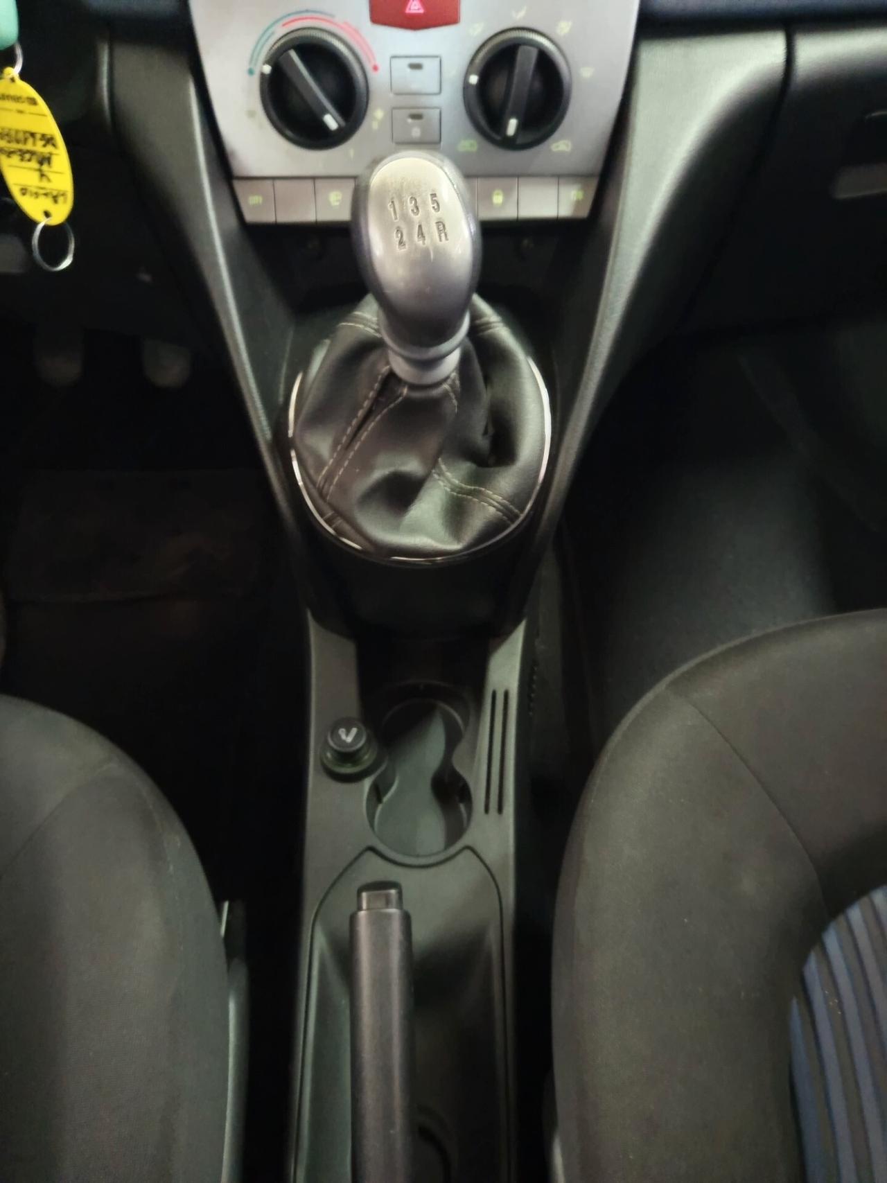 Lancia Ypsilon 1.2 Argento 121 Mila chilometri ok neopatentati